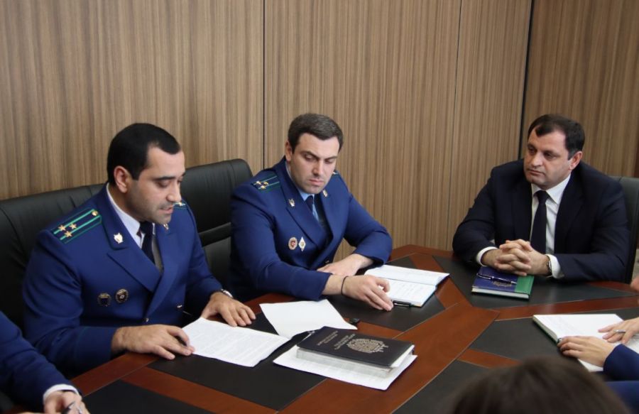 ГЕНПРОКУРОР АДГУР АГРБА ПРОВЕЛ СОВЕЩАНИЕ ПО ХОДУ ПРОВЕРКИ ИНЦИДЕНТА В СУХУМЕ 5 НОЯБРЯ